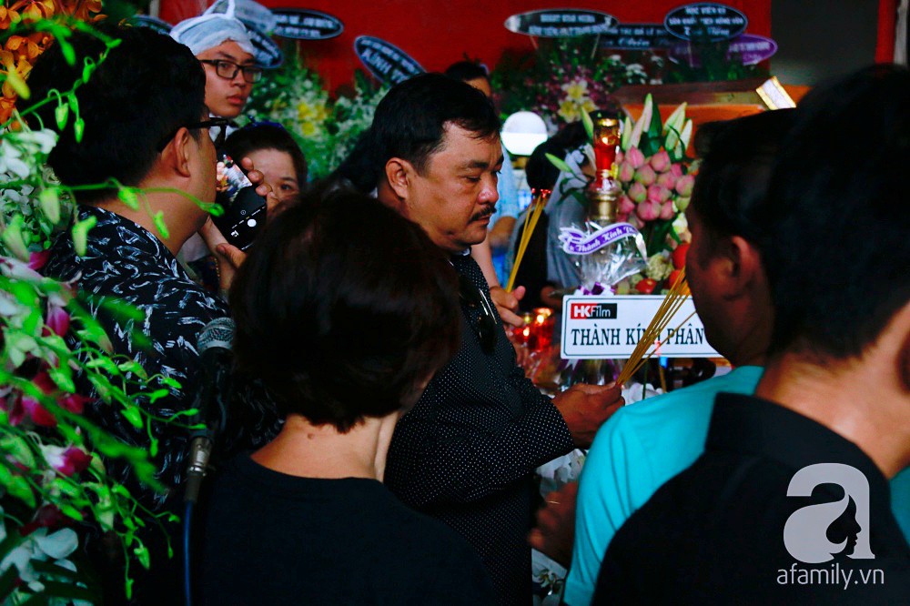Vợ nghệ sĩ Thanh Hoàng khóc ngất nhìn đồng nghiệp showbiz đến tiễn đưa chồng về nơi an nghỉ