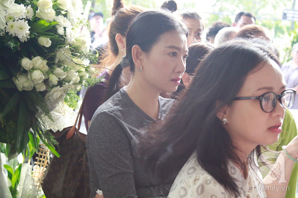 Vợ nghệ sĩ Thanh Hoàng khóc ngất nhìn đồng nghiệp showbiz đến tiễn đưa chồng về nơi an nghỉ