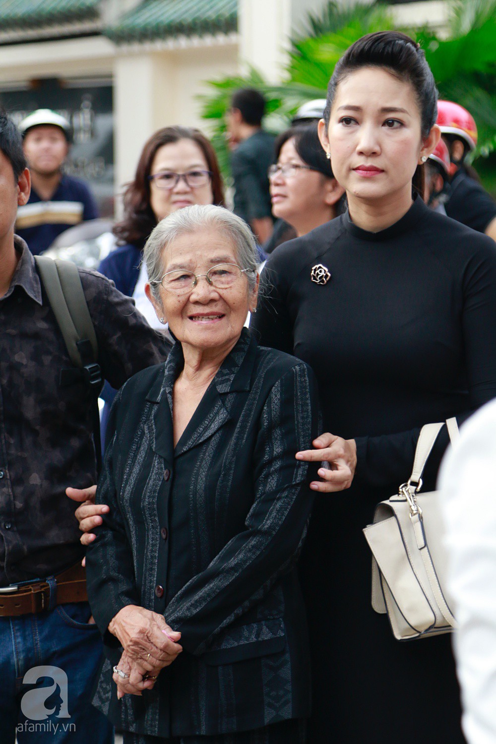 Vợ nghệ sĩ Thanh Hoàng khóc ngất nhìn đồng nghiệp showbiz đến tiễn đưa chồng về nơi an nghỉ