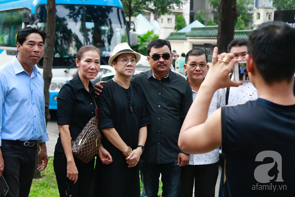Vợ nghệ sĩ Thanh Hoàng khóc ngất nhìn đồng nghiệp showbiz đến tiễn đưa chồng về nơi an nghỉ