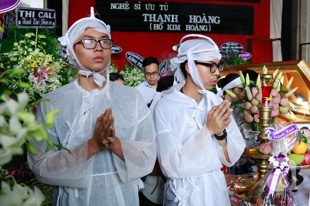 Vợ nghệ sĩ Thanh Hoàng khóc ngất nhìn đồng nghiệp showbiz đến tiễn đưa chồng về nơi an nghỉ