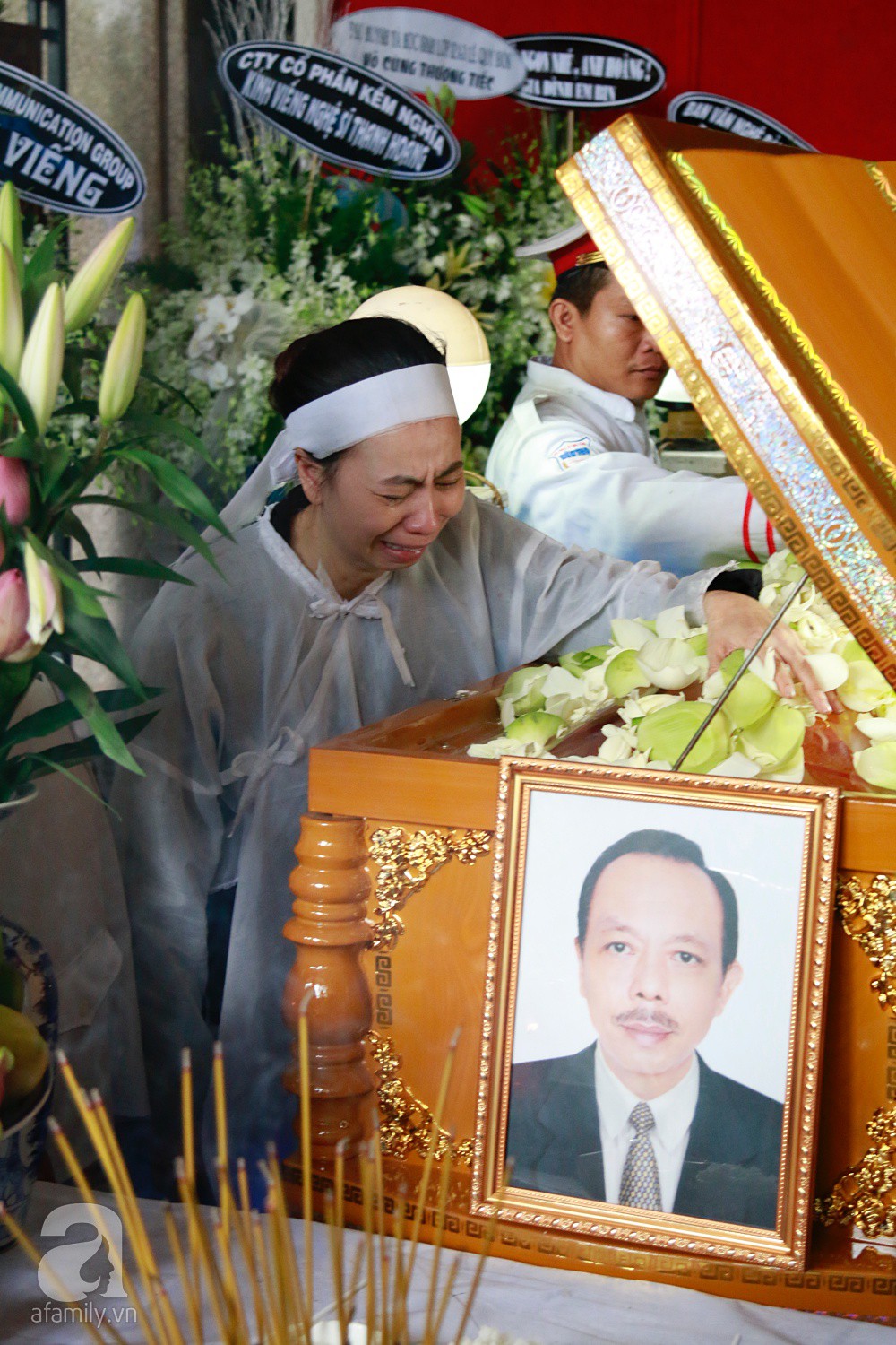 Vợ nghệ sĩ Thanh Hoàng khóc ngất nhìn đồng nghiệp showbiz đến tiễn đưa chồng về nơi an nghỉ