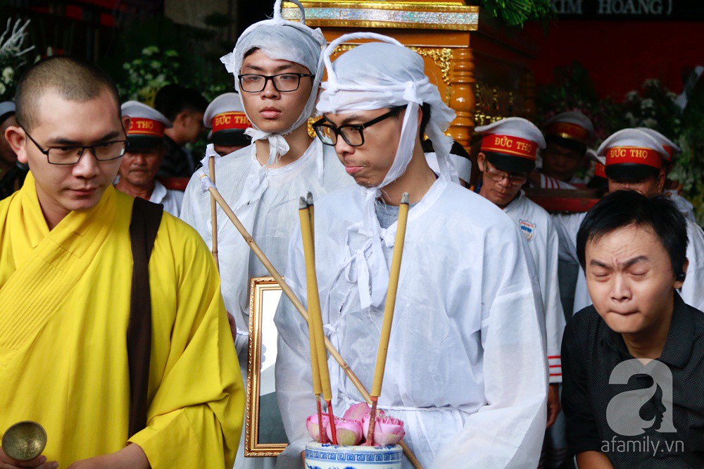 Vợ nghệ sĩ Thanh Hoàng khóc ngất nhìn đồng nghiệp showbiz đến tiễn đưa chồng về nơi an nghỉ