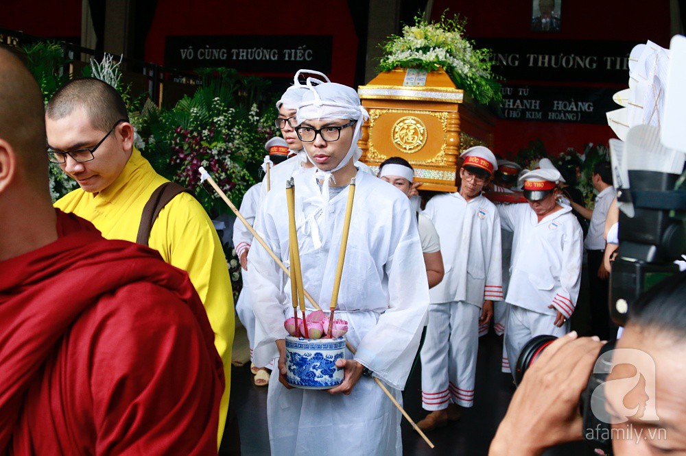 Vợ nghệ sĩ Thanh Hoàng khóc ngất nhìn đồng nghiệp showbiz đến tiễn đưa chồng về nơi an nghỉ