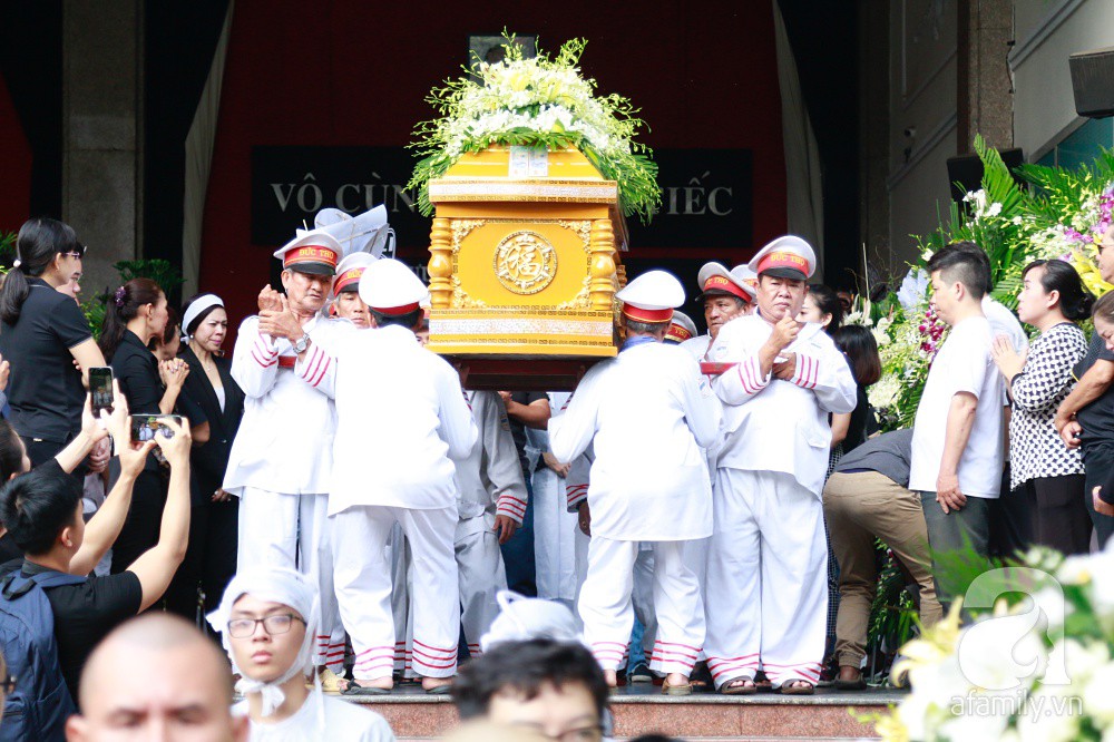 Vợ nghệ sĩ Thanh Hoàng khóc ngất nhìn đồng nghiệp showbiz đến tiễn đưa chồng về nơi an nghỉ