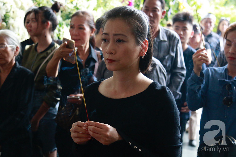 Vợ nghệ sĩ Thanh Hoàng khóc ngất nhìn đồng nghiệp showbiz đến tiễn đưa chồng về nơi an nghỉ