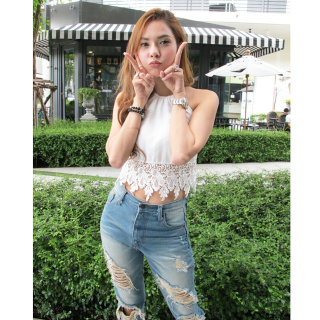 Đến ra mắt nhà chồng tương lai, lên giường ôm hôn nhau để mẹ chàng trai nhìn thấy, cô gái nhờ chị em giúp chữa cháy