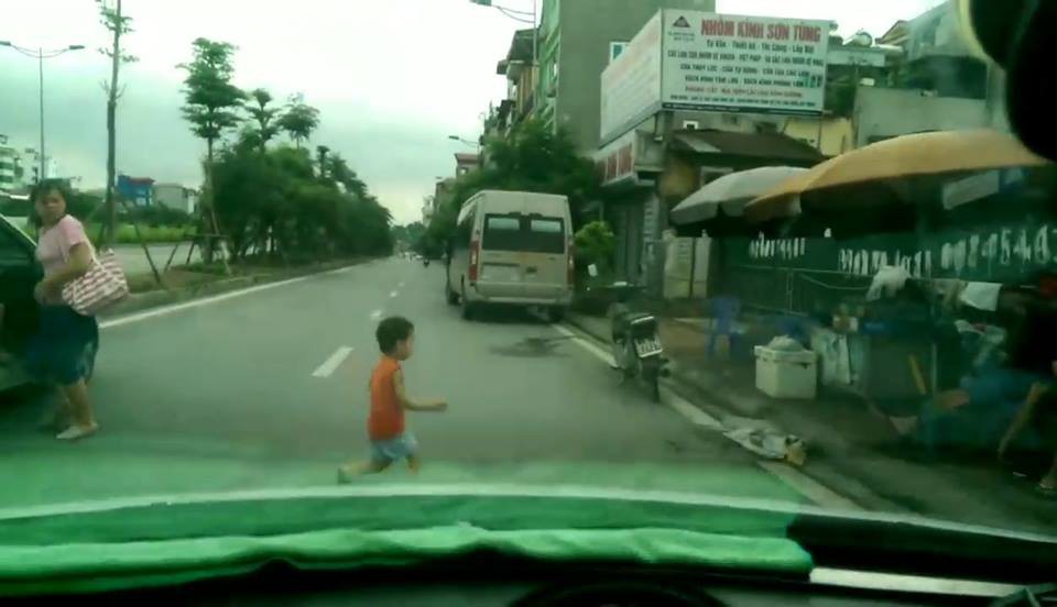 Video: Cậu bé lao sang đường đột ngột suýt bị ô tô tông trúng khiến ai nhìn cũng thót tim