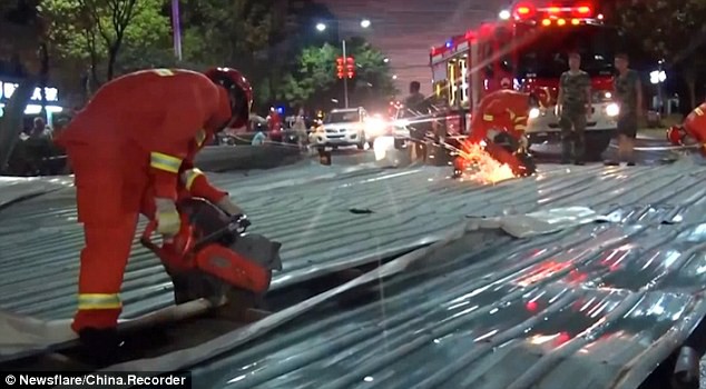 Video: Gió to thổi bay mái nhà, rơi trúng xe máy đang đi trên đường