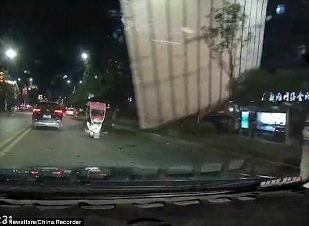 Video: Gió to thổi bay mái nhà, rơi trúng xe máy đang đi trên đường