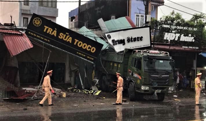 Ôtô tông sập nhiều nhà dân, 2 mẹ con tử vong tại chỗ