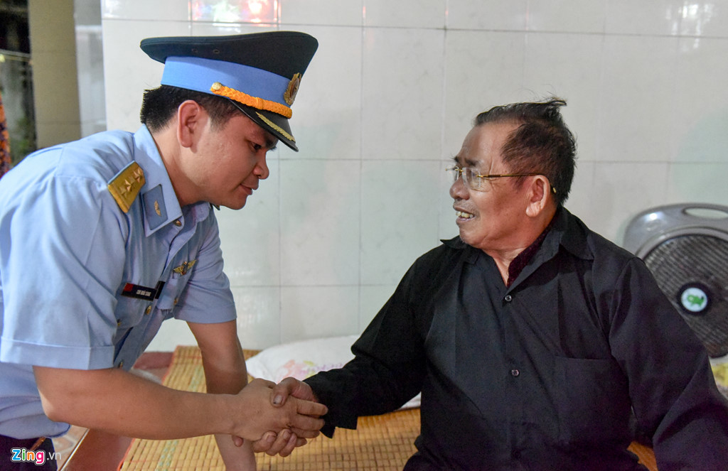 Vợ phi công Su-22: Bố con là siêu anh hùng