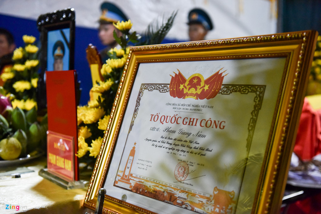 Vợ phi công Su-22: Bố con là siêu anh hùng