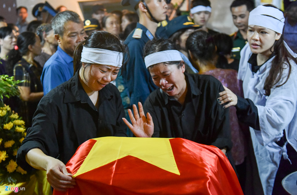 Vợ phi công Su-22: Bố con là siêu anh hùng