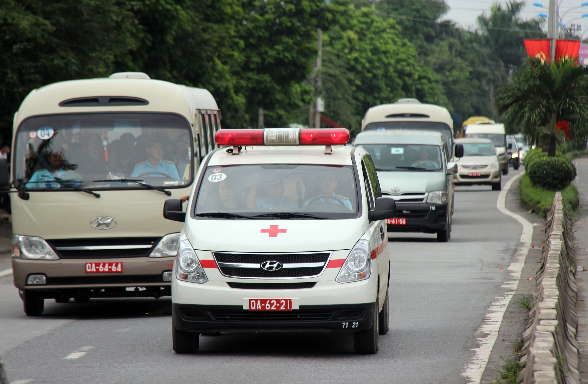Hàng nghìn người thân, đồng đội đón linh cữu phi công Su-22 tại nhà riêng