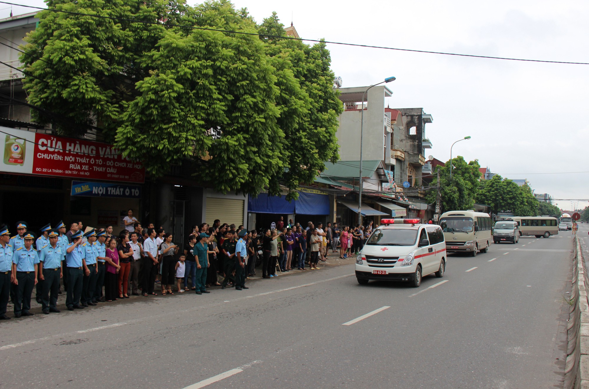 Hàng nghìn người thân, đồng đội đón linh cữu phi công Su-22 tại nhà riêng