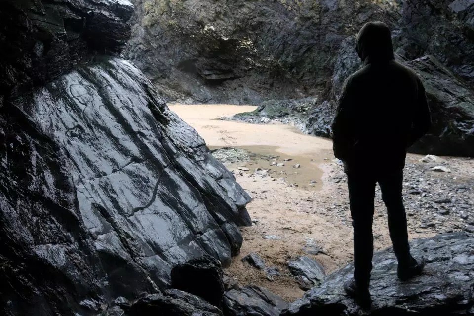 Sâu trong hang động ở bờ biển xinh đẹp nước Anh là chuyện tình đẹp nhưng đầy nỗi xót xa của đôi vợ chồng trẻ