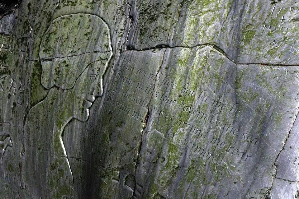 Sâu trong hang động ở bờ biển xinh đẹp nước Anh là chuyện tình đẹp nhưng đầy nỗi xót xa của đôi vợ chồng trẻ