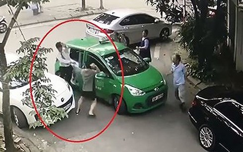 Khởi tố chủ xe Mercedes cầm gạch choảng tài xế taxi Mai Linh