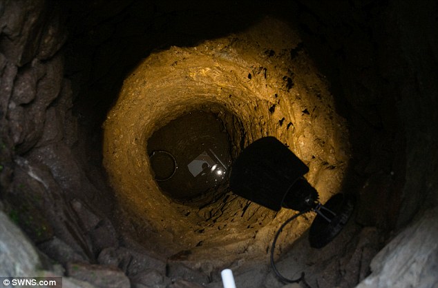 Anh: Người đàn ông suốt 6 năm đào tìm kho báu trong nhà mình