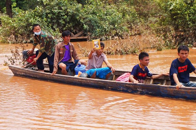 Vỡ đập thủy điện ở Lào: Khắc khoải ngóng tin người mất tích