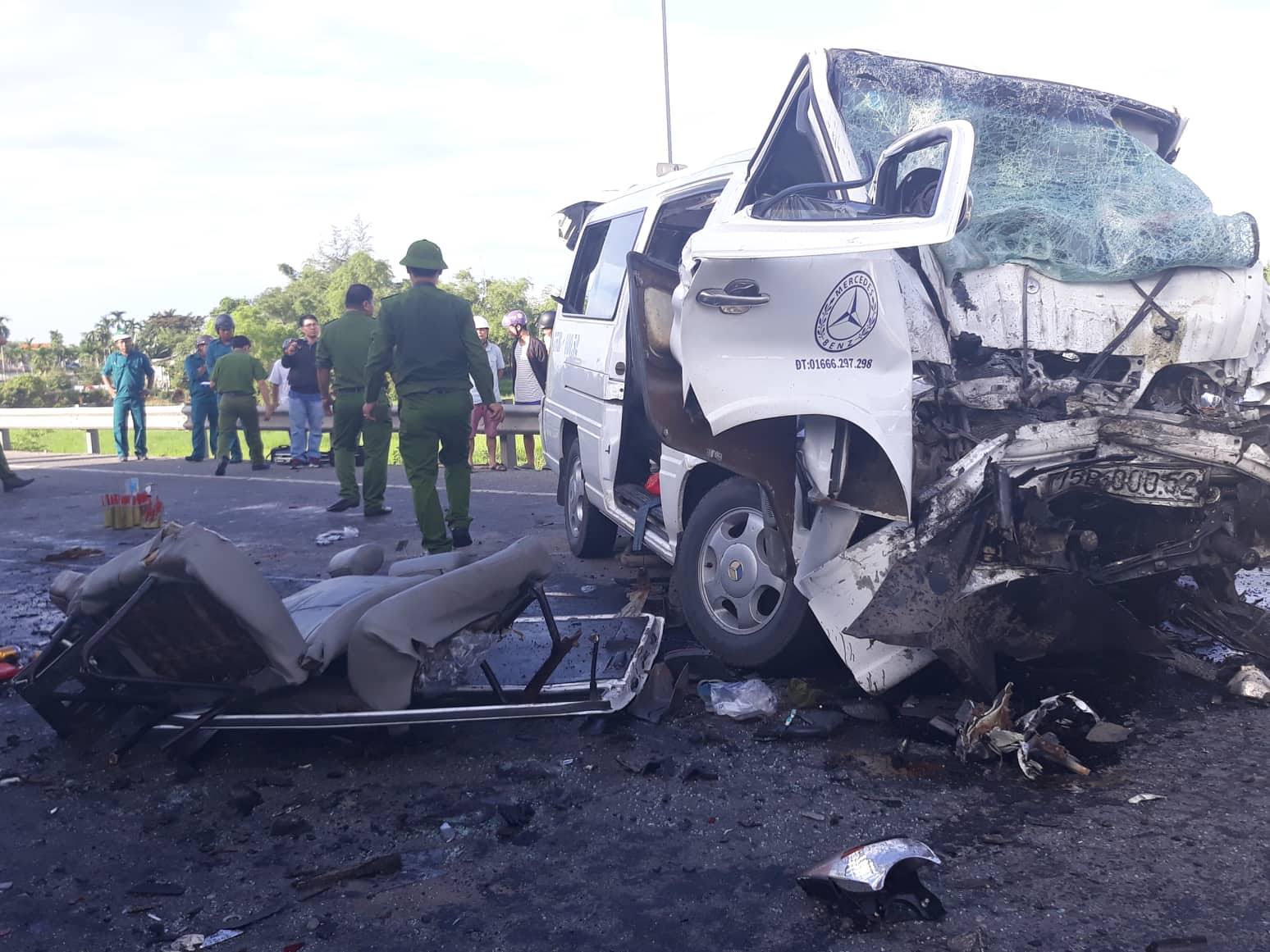 Chú rể và 12 người đi rước dâu tử vong khi xe khách đâm xe container ở Quảng Nam Chú rể và 12 người đi rước dâu tử vong khi xe khách đâm xe container ở Quảng Nam