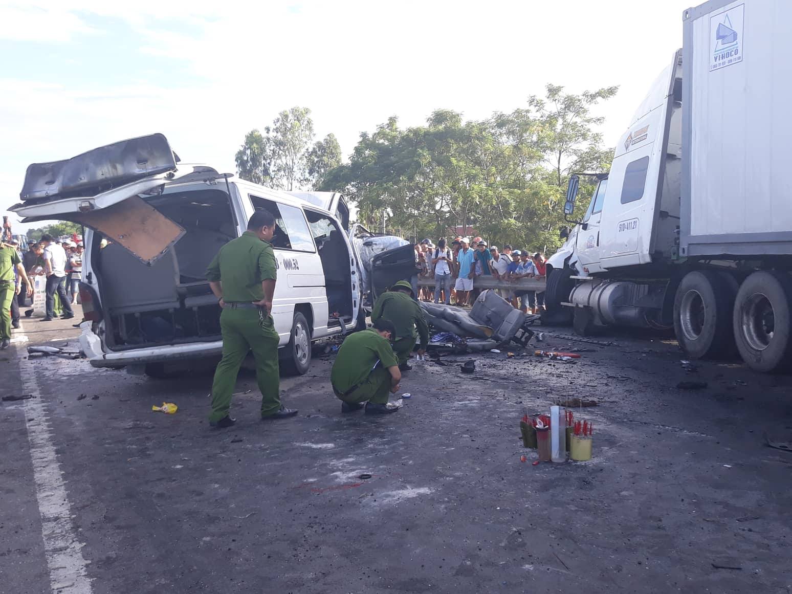 Chú rể và 12 người đi rước dâu tử vong khi xe khách đâm xe container ở Quảng Nam Chú rể và 12 người đi rước dâu tử vong khi xe khách đâm xe container ở Quảng Nam