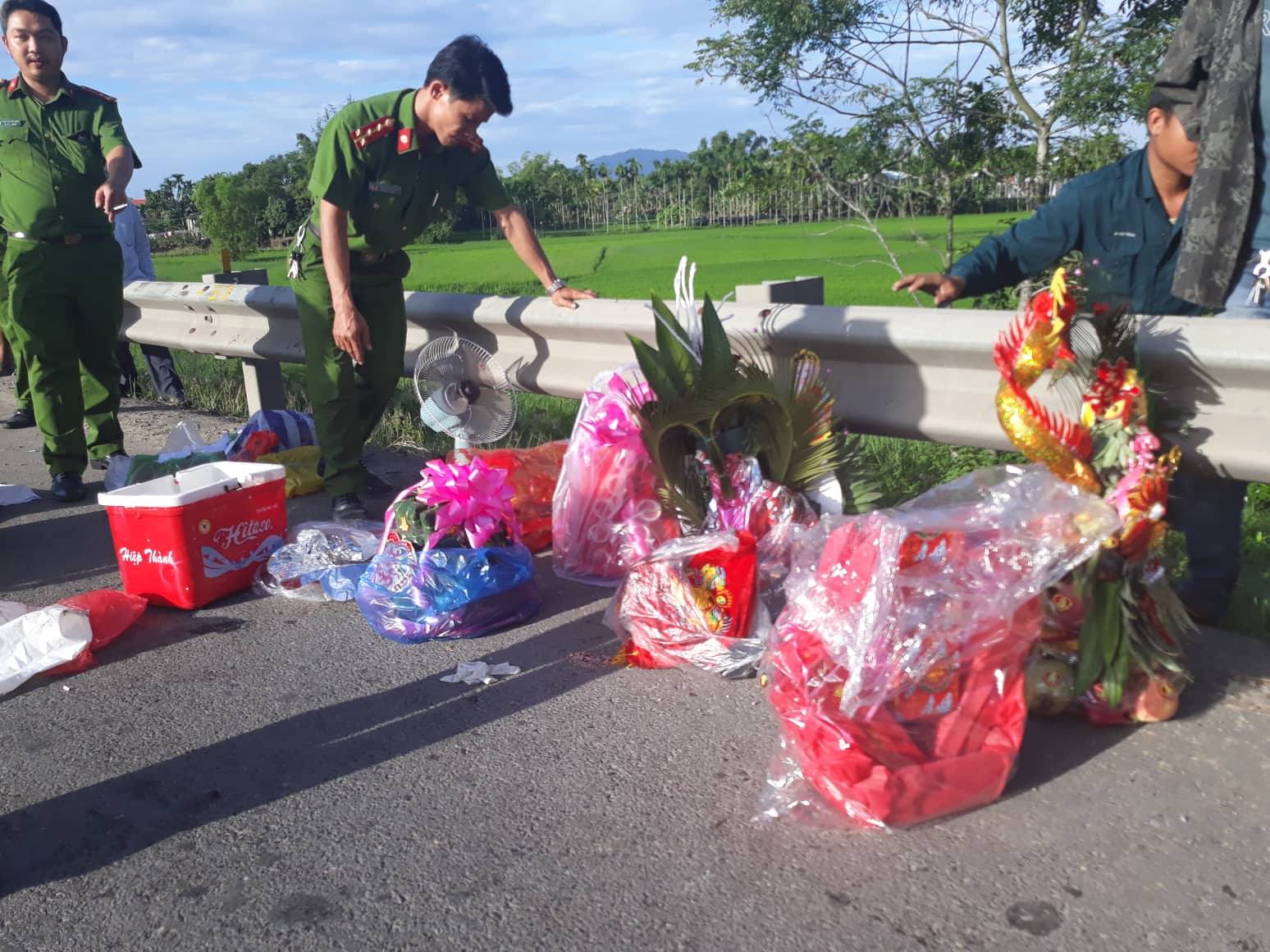 Chú rể và 12 người đi rước dâu tử vong khi xe khách đâm xe container ở Quảng Nam Chú rể và 12 người đi rước dâu tử vong khi xe khách đâm xe container ở Quảng Nam