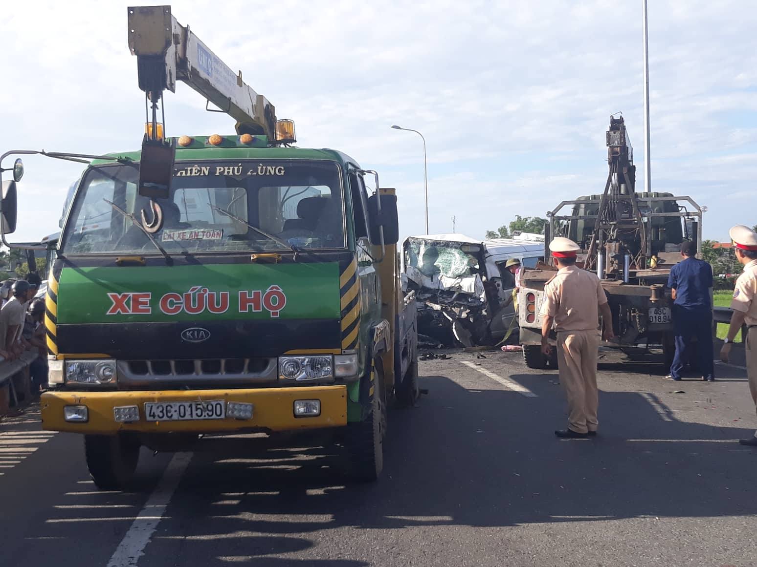 Chú rể và 12 người đi rước dâu tử vong khi xe khách đâm xe container ở Quảng Nam Chú rể và 12 người đi rước dâu tử vong khi xe khách đâm xe container ở Quảng Nam