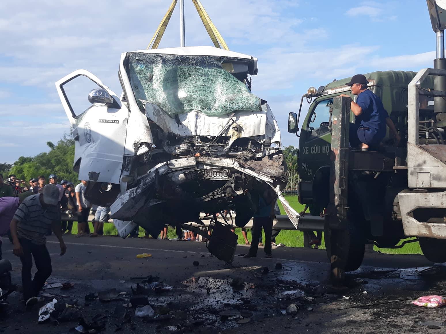 Chú rể và 12 người đi rước dâu tử vong khi xe khách đâm xe container ở Quảng Nam Chú rể và 12 người đi rước dâu tử vong khi xe khách đâm xe container ở Quảng Nam