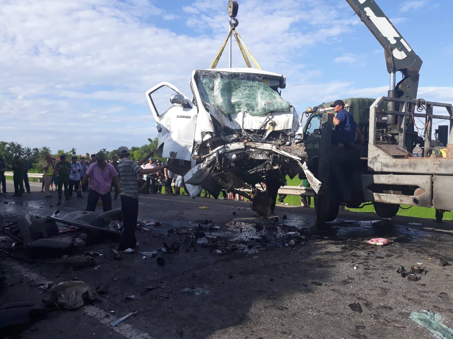 Chú rể và 12 người đi rước dâu tử vong khi xe khách đâm xe container ở Quảng Nam