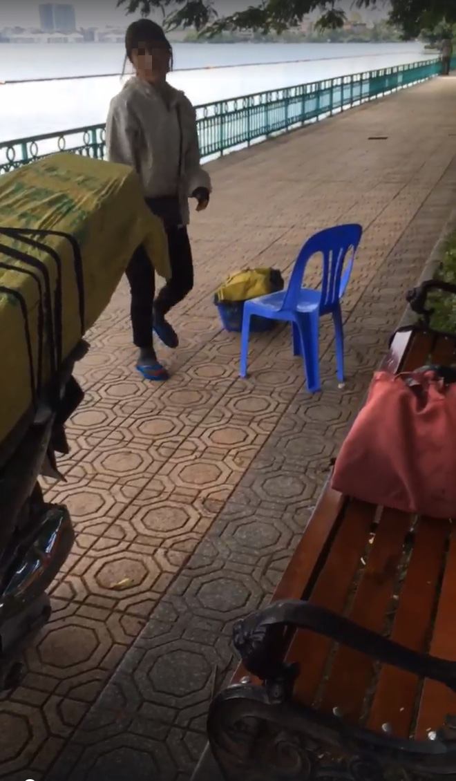 Clip Hai thanh niên đang ngồi ghế công cộng thì bị người phụ nữ đuổi đi chỗ khác để bán hàng tại Hà Nội gây tranh cãi