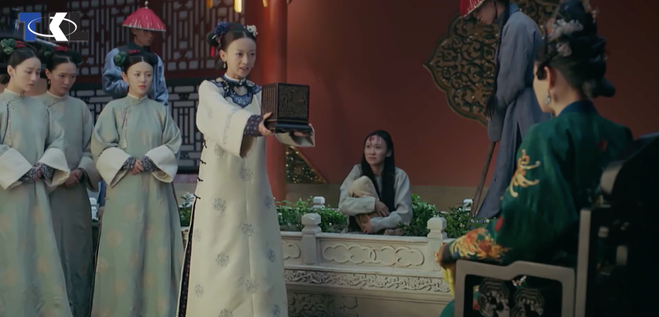 Diên Hi Công Lược tập 17-18: Hoàn Châu Cách Cách suýt mất hay vì Ngũ a ca bị lệnh chôn sống khi vừa chào đời Diên Hi Công Lược tập 17-18: Hoàn Châu Cách Cách suýt mất hay vì Ngũ a ca bị lệnh chôn sống khi vừa chào đời