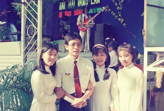 MC Lại Văn Sâm tiết lộ từng bị đánh vì cãi bố làm thẩm phán và ra bán hàng ở chợ Đồng Xuân cho mẹ vợ MC Lại Văn Sâm tiết lộ từng bị đánh vì cãi bố làm thẩm phán và ra bán hàng ở chợ Đồng Xuân cho mẹ vợ