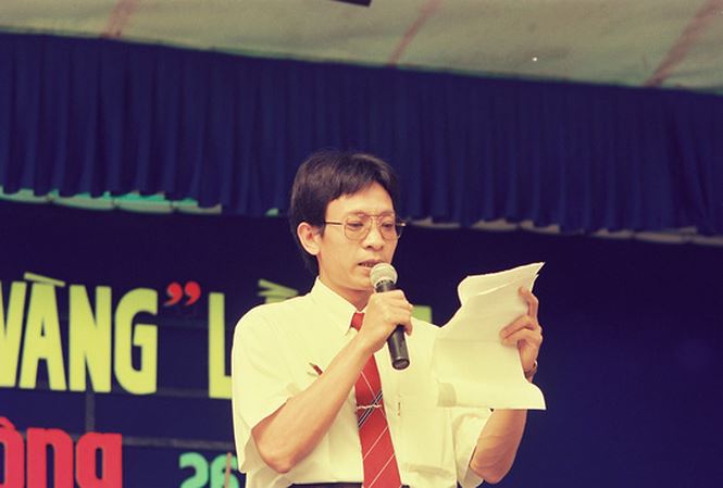 MC Lại Văn Sâm tiết lộ từng bị đánh vì cãi bố làm thẩm phán và ra bán hàng ở chợ Đồng Xuân cho mẹ vợ MC Lại Văn Sâm tiết lộ từng bị đánh vì cãi bố làm thẩm phán và ra bán hàng ở chợ Đồng Xuân cho mẹ vợ