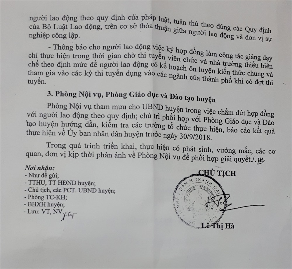 Hàng trăm giáo viên ở Hà Nội có nguy cơ mất việc: Lãnh đạo ký thừa, sao đổ đầu giáo viên?