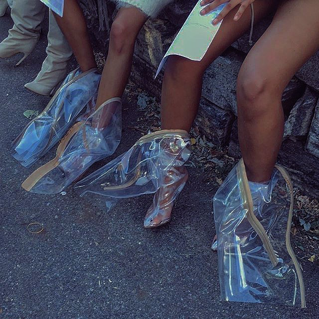 Sự thật đằng sau những đôi giày trong suốt sành điệu: Nóng và bốc mùi