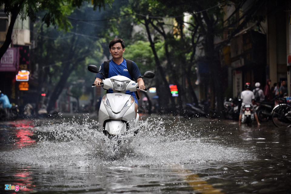 Nhiều tuyến đường Hà Nội ngập nước sau trận mưa lớn