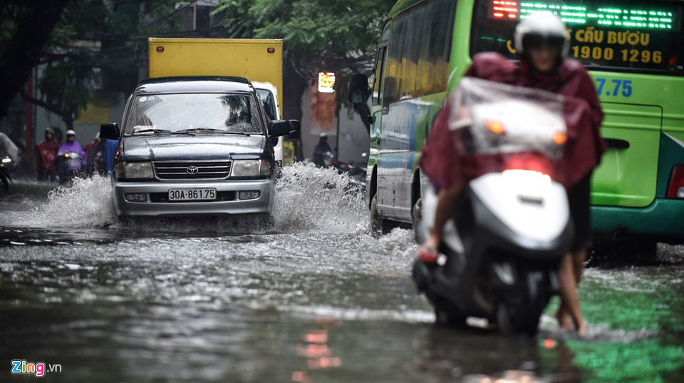 Nhiều tuyến đường Hà Nội ngập nước sau trận mưa lớn