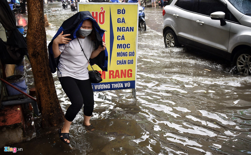 Nhiều tuyến đường Hà Nội ngập nước sau trận mưa lớn