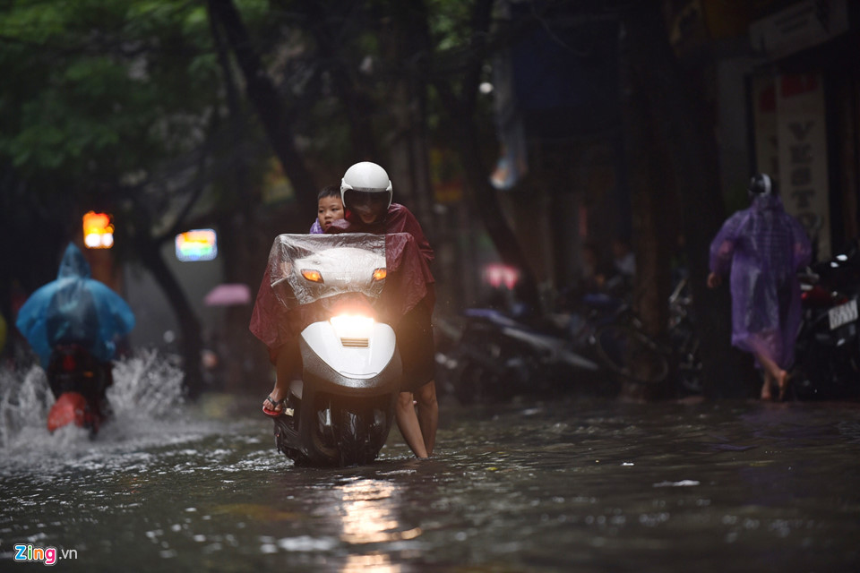 Nhiều tuyến đường Hà Nội ngập nước sau trận mưa lớn