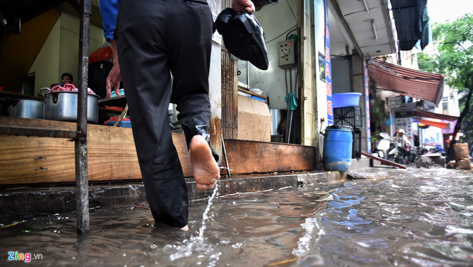 Nhiều tuyến đường Hà Nội ngập nước sau trận mưa lớn