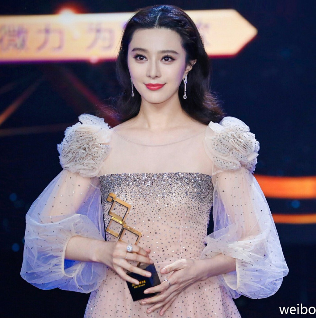 Sao Hoàn Châu cách cách: Kẻ tù tội, người vướng bê bối luật pháp