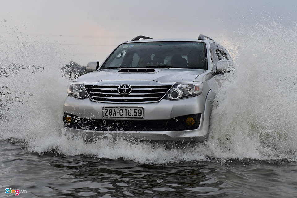 Trai tráng trêu đùa xe cộ đang cố băng qua đường ngập nước