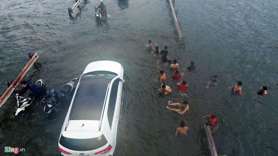 Trai tráng trêu đùa xe cộ đang cố băng qua đường ngập nước