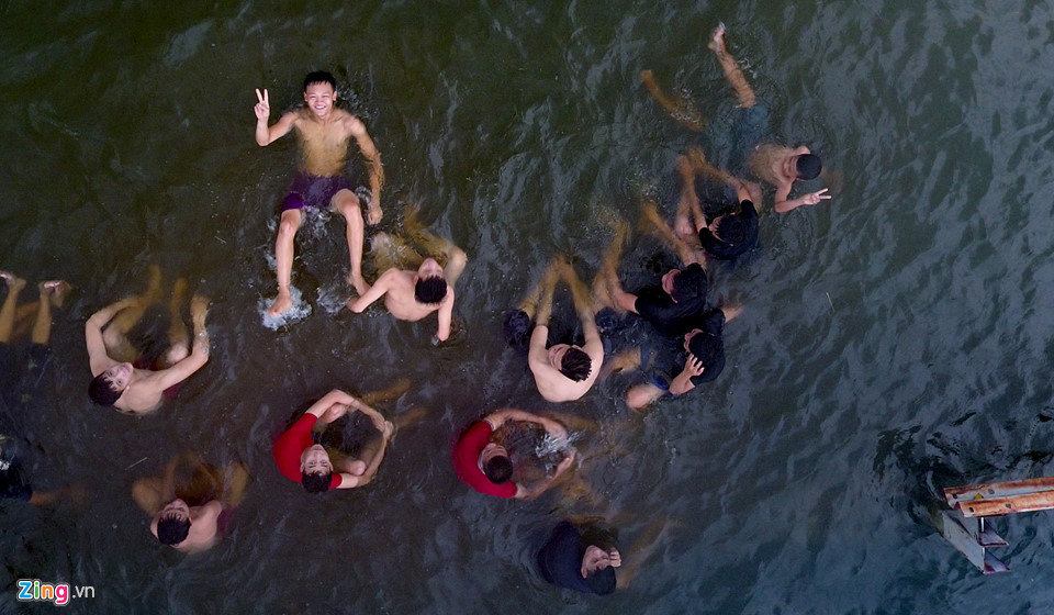 Trai tráng trêu đùa xe cộ đang cố băng qua đường ngập nước