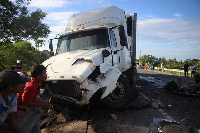 Hiện trường kinh hoàng vụ tai nạn khiến chú rể và 12 người đi rước dâu tử vong ở Quảng Nam