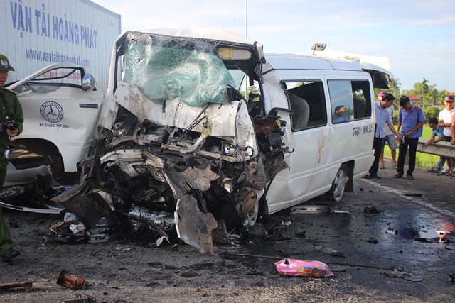 Hiện trường kinh hoàng vụ tai nạn khiến chú rể và 12 người đi rước dâu tử vong ở Quảng Nam