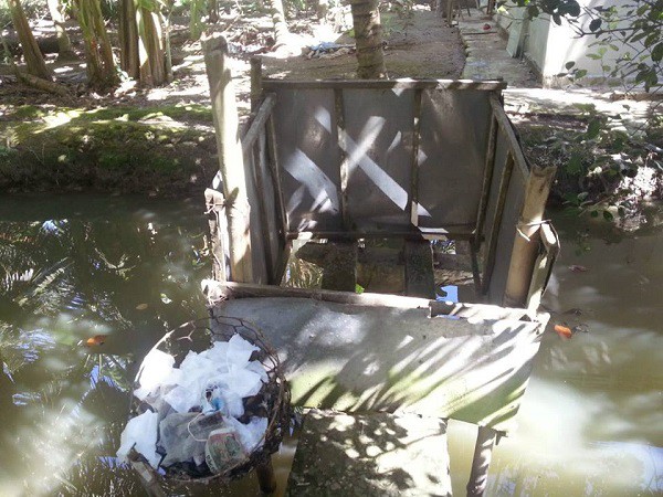 Về ra mắt nhà chồng tương lai, gặp ngay bệ xí xổm kê 2 hòn gạch làm chỗ ngồi, hội chị em hỏi nhau sẽ tính sao?