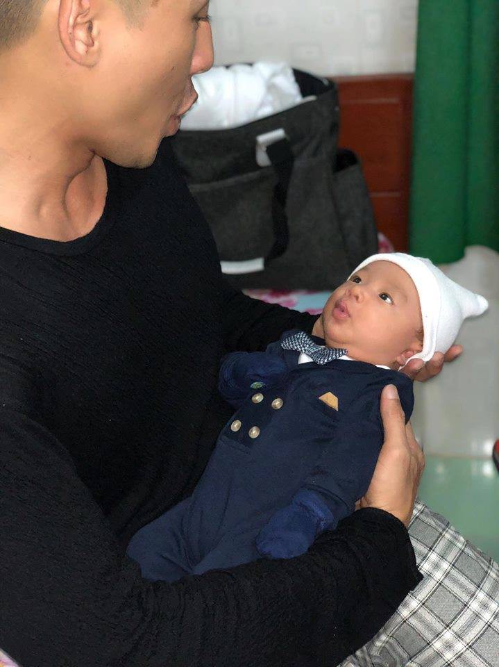 Lương Thế Thành khoe con trai 1 tháng tuổi đã biết bắt chước biểu cảm của bố cực đáng yêu